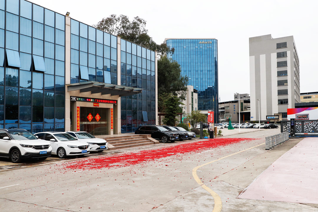 肖董親自為員工們派發開工紅包