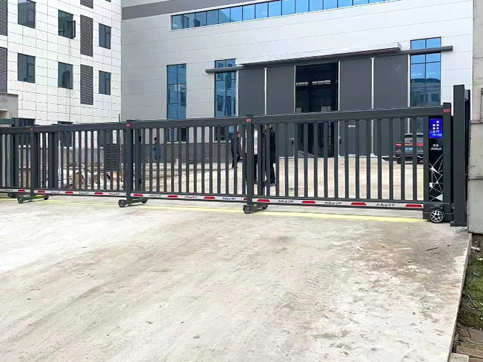 某工業園區采用 “ 安快 ” 柵欄款段滑門