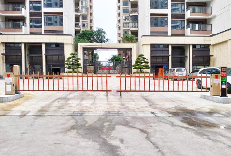 某小區停車場采用 “安快” 一進一出對開柵欄道閘