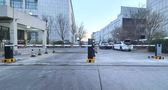 某園區停車場采用 “安快” 車牌識別系統