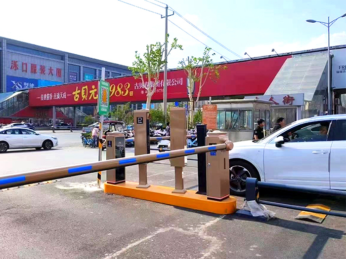 某大廈停車場采用 “安快” 車牌識別系統