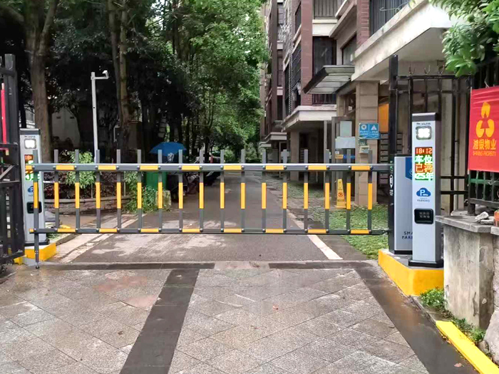 某小區(qū)停車場采用 “安快” 車牌識別系統(tǒng)