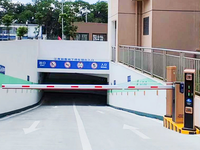 某小區(qū)停車場采用 “安快” 車牌識(shí)別系統(tǒng)