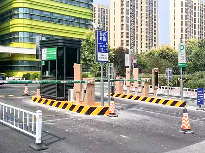 某醫(yī)院停車場采用 “安快” 車牌識(shí)別系統(tǒng)