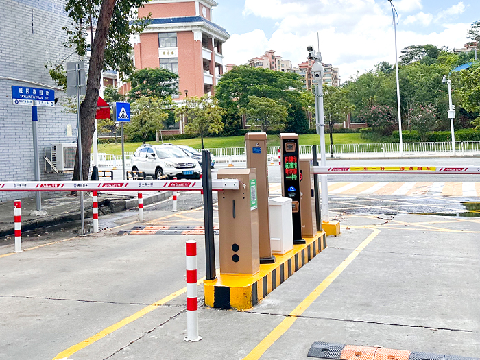 某工業(yè)區(qū)停車場采用 “安快” 車牌識(shí)別系統(tǒng)