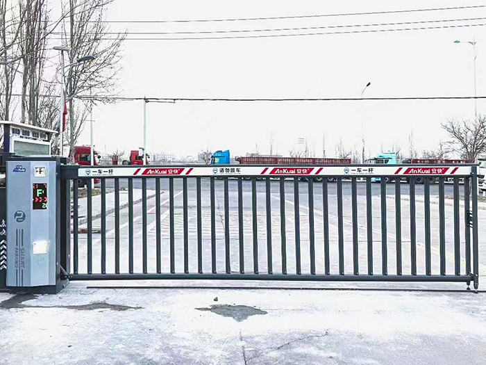 某工業園區采用 “安快” 車牌識別道閘一體機