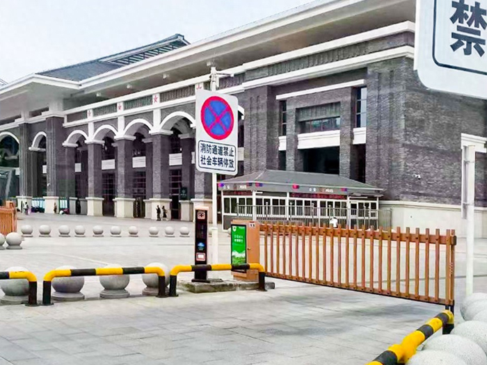 某景區停車場采用 “安快” 車牌識別系統