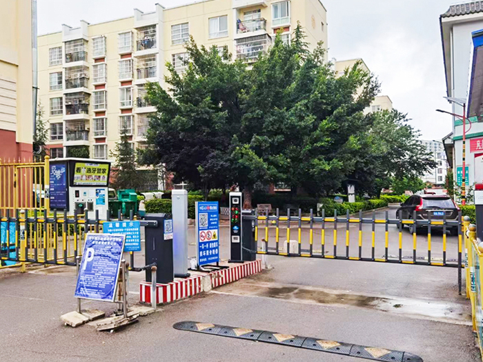 某公寓采用 “安快” 一進(jìn)一出柵欄道閘