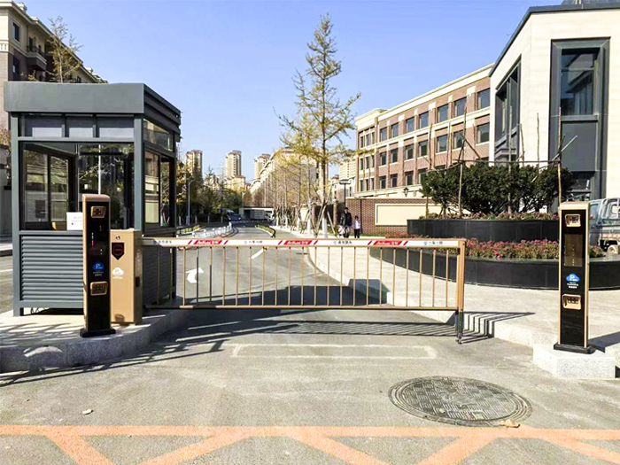 某別墅區采用 “安快” 一進一出柵欄道閘