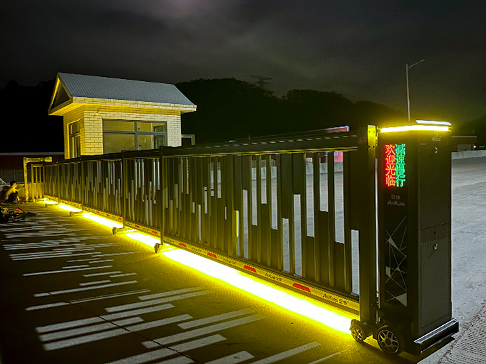 某旅游景區采用 “安快” 方格款段滑工業門