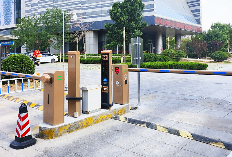 某寫字樓采用 “安快” 一進一出直桿道閘