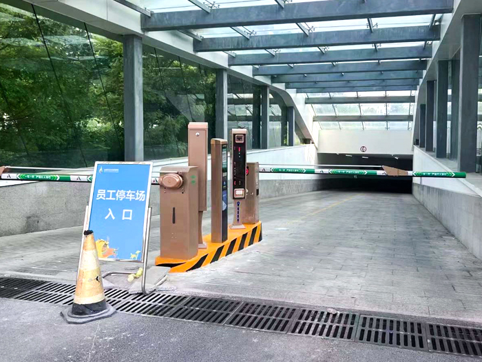 某地下停車場采用 “安快” 一進一出直桿道閘