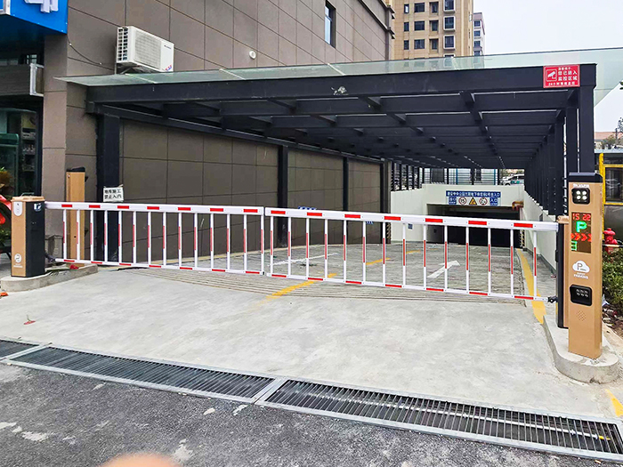某小區地下停車場采用 “安快” 一進一出對開柵欄道閘
