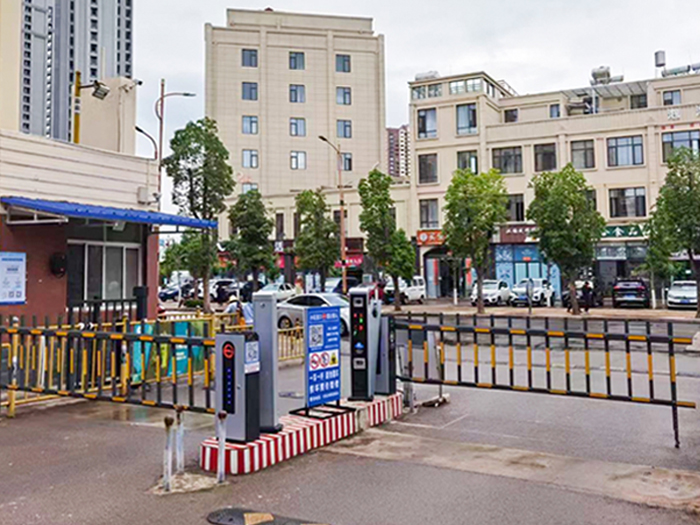 某社區停車場采用 “安快” 一進一出柵欄道閘