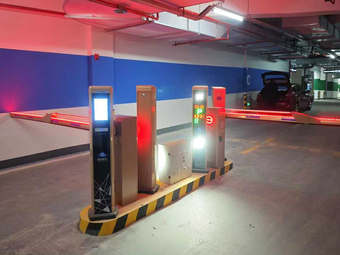 某地下停車場采用 “安快” 一進(jìn)一出曲桿道閘停車管理
