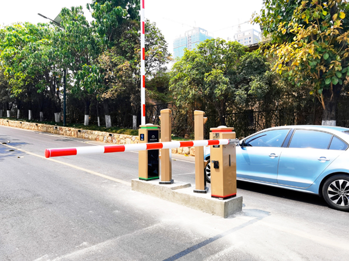 某街道停車(chē)管理采用 “安快” 一進(jìn)一出圓桿道閘