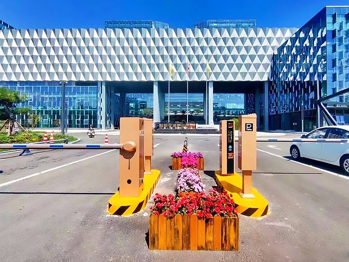 某產業園區采用 “安快” 一進一出車牌識別系統案例圖