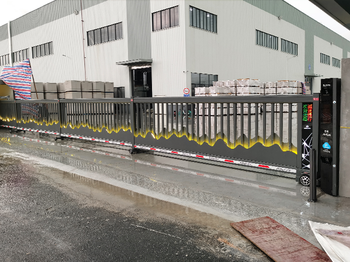 某工業園區采用 “安快” 山峰款段滑工業門案例