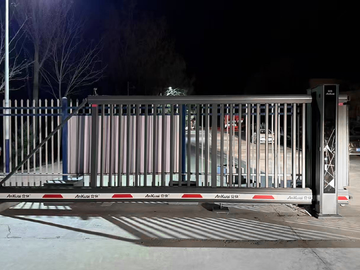 某物流園區采用 “安快” 柵欄款懸開工業門案例