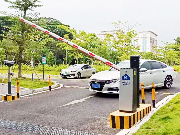 某戶外停車場采用 “安快” 一進一出車牌識別系統現場效果圖