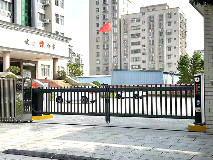 某單位采用 “安快” 一進一出柵欄道閘現場案例圖